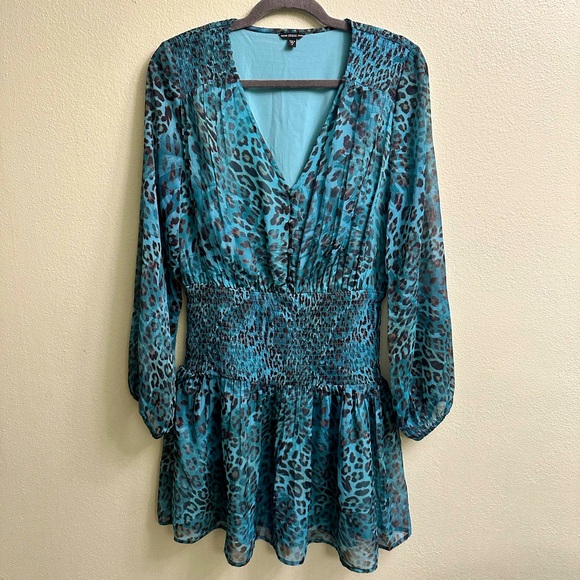 Guess Dresses & Skirts - Guess Green Animal Print Long Sleeve V-Neck Midi Dress Size Medium